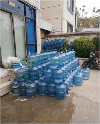 大忽悠扮演送水工 兜售假桶装水 一桶水多赚6块钱